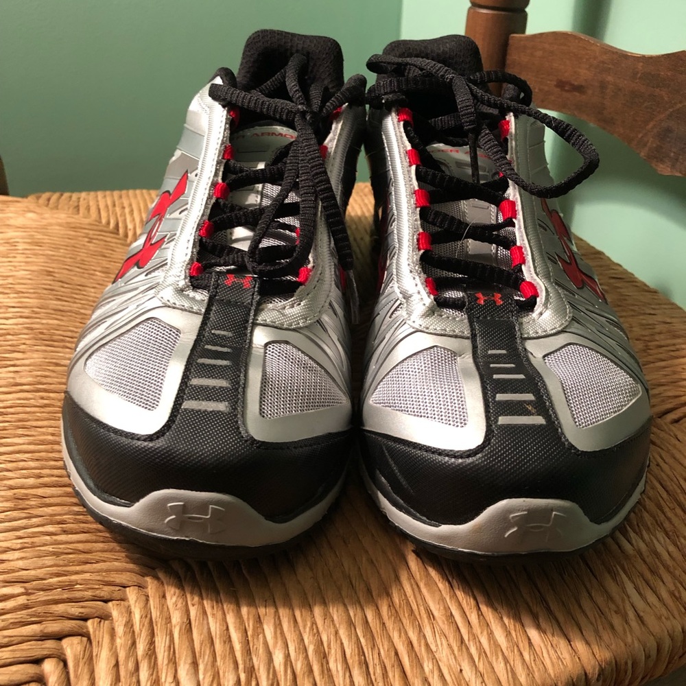 Men’s Under Armour tennis shoes, size 10